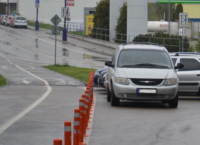 Benešov 12 měsíc (duben 2015) Závěr a diskuze Na základě ročního monitoringu z experimentálních lokalit a výzkumných aktivit projektu FLEXI lze konstatovat, že flexibilní regulační sloupky mají tyto