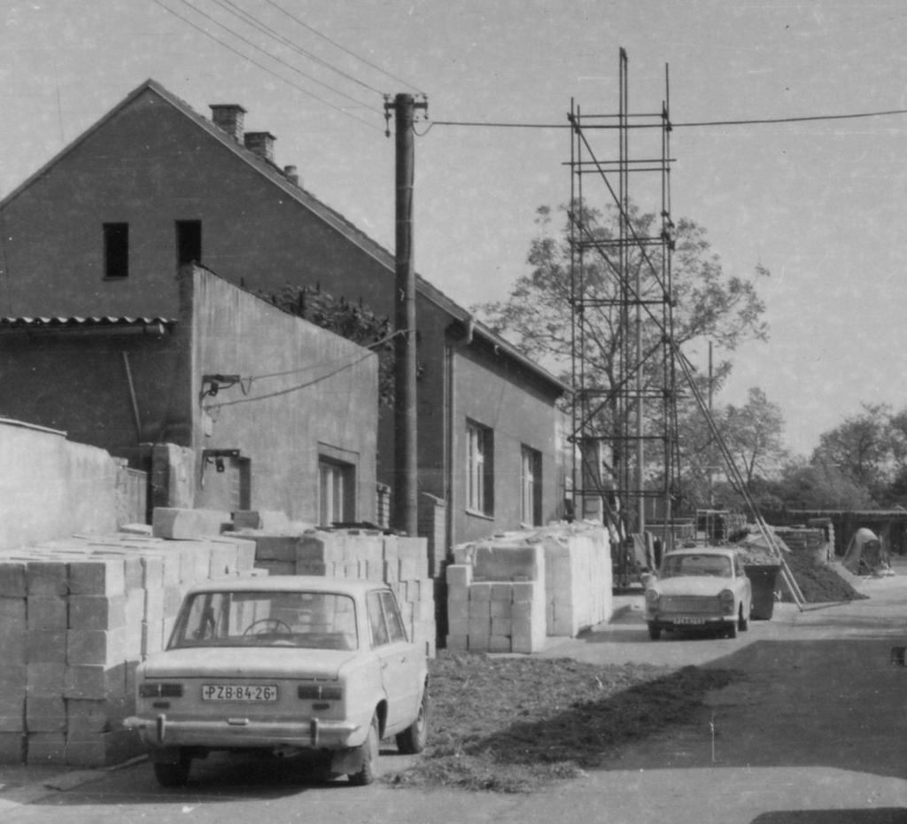 HOSTIVICKÝ ULIČNÍK: Historický vývoj ulic a domů v Hostivici Ulice Partyzánů 6 Domy v ulici Dům čp. 75.B Parcelní číslo současné: KN 757/2, k. ú. Hostivice V 70. letech 20.