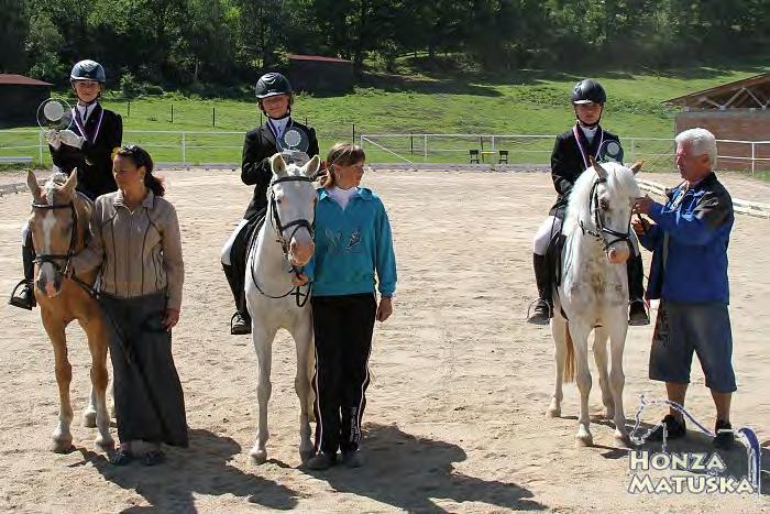 Mistrovství Středočeské oblasti ČJF Pony D + S - Dražka 2012 Drezura - kategorie jezdců 8-12 let Zleva: Alžběta