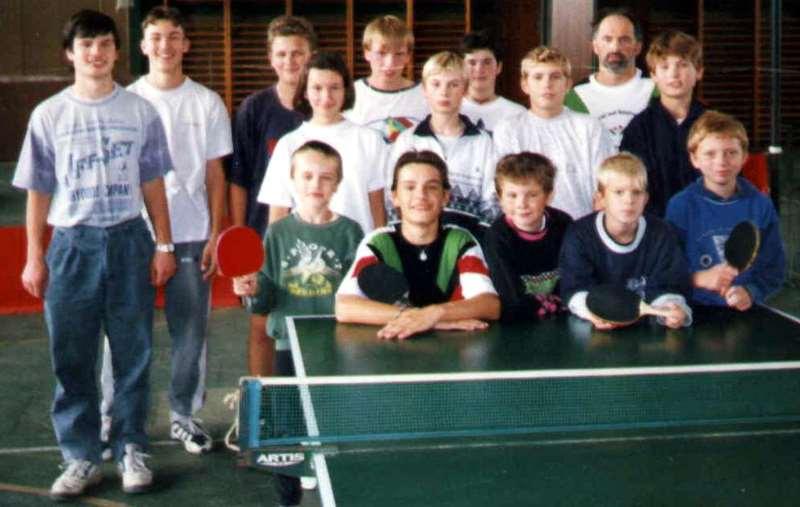 Obrázek 1: Foto mládežnického týmu z roku 1998. Zleva nahoře: Herout V. ml., Pěnkava, Váňa, Janatová, Jandejsek Z., Jandejsek P., Polidarová, Lisý M., Herout V. st., Doležal; zleva dole: Herout F.