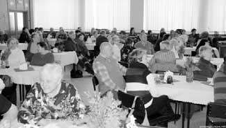 Posezení pro seniory Velice oblíbená jsou na e posezení pro seniory. Pro leto - ní vánoãní odpoledne, 14.12.2012 jsme na im spoluobãanûm nabídli svoz a poté i rozvoz z místa jejich bydli tû zdarma.