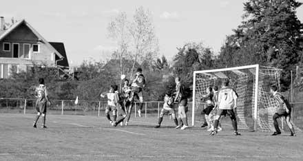 FotbalistÛm Polep se podzim pfiíli nevydafiil Smoln podzim mají za sebou dospûlí fotbalisté. Po tfiinácti kolech patfií t mu FK Polepy v litomûfiickém Okresním pfieboru jedenáctá pfiíãka.