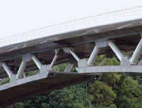 klasických betonových nebo ocelových mostů.