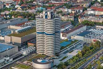minulosti přes můstek do Muzea BMW unikátní sbírka více než 90 leté historie jedné z nejprestižnějších německých automobilek, poté návštěva přilehlého olympijského areálu Olympiapark postaveného pro