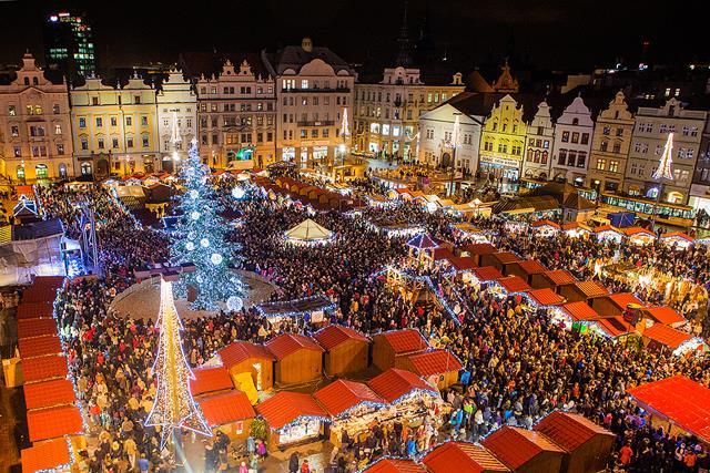 Obrázek 17 Zaplněné náměstí při rozsvěcení vánočního stromku [63] 5.5.2 Dostupnost sil a prostředků K útoku v Berlíně došlo 19. prosince dvě minuty po osmé hodině.
