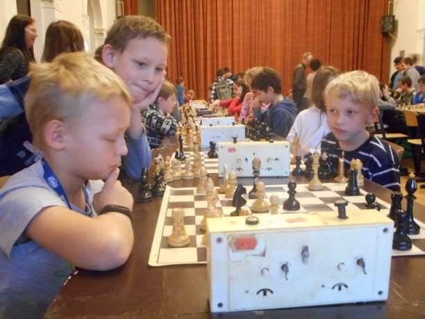 První stupeň příjemně překvapil jak početnou účastí, tak i faktem, že doprovod dětí po dlouhé době netvořily družinářky či asistenti pedagoga, ale skuteční trenéři šachových kroužků na dané škole.