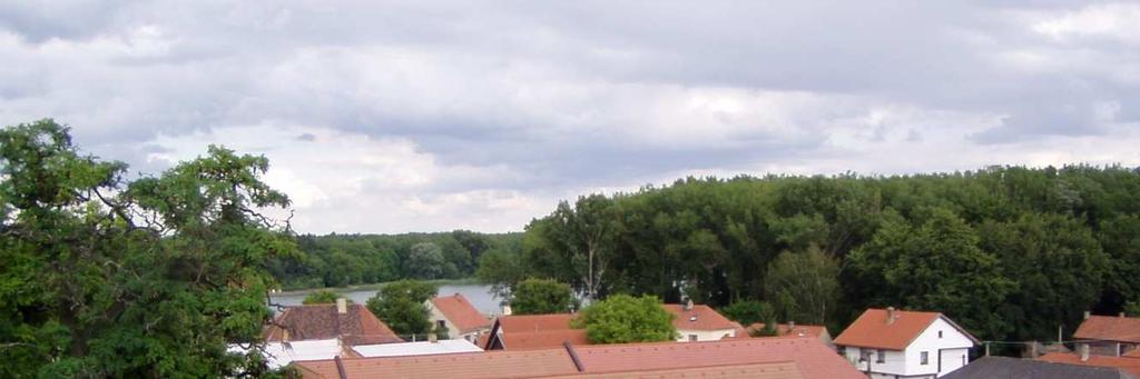Vlevo fotografie ze soukromé sbírky, vpravo