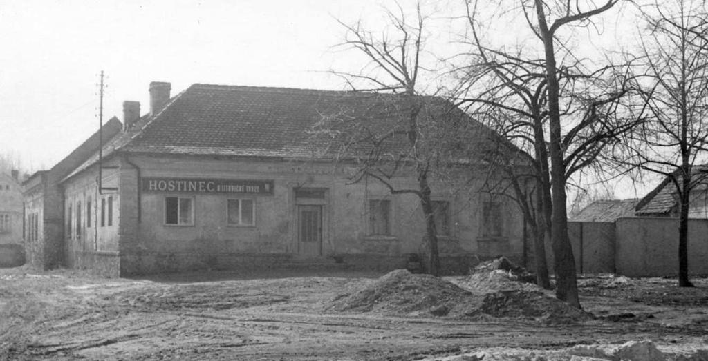 Náměstí 1. máje 25 Ve druhé polovině 20. století provozoval hostinec, který se nazýval U Litovické tvrze, národní podnik Restaurace a jídelny. Dům však stále patřil Československým státním statkům, n.