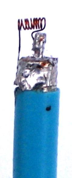 průměrem 0,7 mm, naletovaného na přibližně 3 cm dlouhý postříbřený semi-rigid koaxiální kabel s