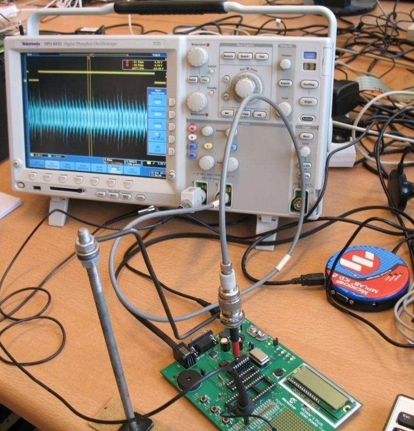 Měřicí PC Programátor MPLAB ICD2 Navzorkovaný signál Microchip PICDEM TM 2 PLUS Zkoumaný mikroprocesor PIC 16F84A Elektormagnetická