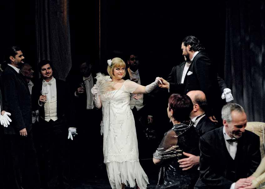 Giuseppe Verdi (1813 1901) LA TRAVIATA Premiéra 18. září 2004 v 19 hodin v Divadle Antonína Dvořáka Obnovená premiéra 30. listopadu 2010 v 18.