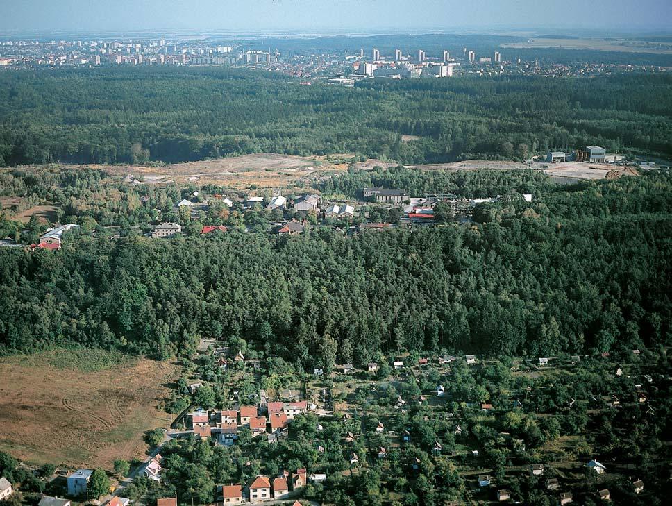 Stfiední âechy 2 Pohled od Libu ina ke Kladnu ukazuje, jak se poslední lesnaté v bûïky opukového DÏbánu prolínají se zemûdûlskou a prûmyslovou krajinou Kladenska.
