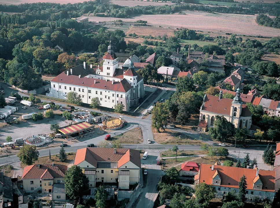 Stfiední âechy OKRES KLADNO Na pfiedcházející stranû: Viadukt bu tûhradské dráhy u Podle ína patfií k typick m Ïelezniãním stavbám z 9. stol.