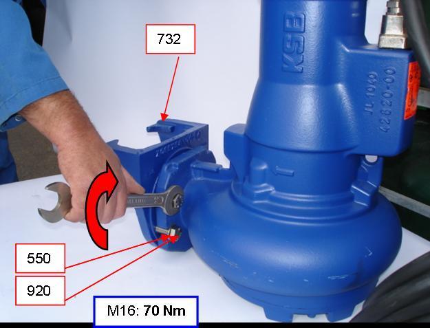 5 Instalace/montáž 17 Nm 914.05 550.35 732 5.3.1.6 Příprava čerpadlového agregátu Montáž držáku u lanového vedení, 1tyčového vedení a třmenového vedení 1. Držák 732 upevněte pomocí šroubu 914.