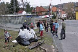 Kolem trafostanice jsou poházené plechovky od energetických nápojů, nanuků a různých sladkostí.