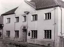 Do roku 1865 byla škola jednotřídní s pobočkami, postupně byla měněna a v roce 1918 prohlášena jako pětitřídní.