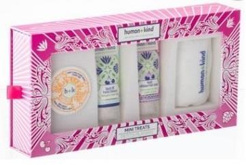 MINI TREATS HAND CREAM TRIO Pečující set obsahuje tyto čtyři produkty: Čisticí odličovací krém, který jemně, ale dokonale zbaví pleť všech nečistot i make-upu a zároveň ji hloubkově hydratuje pomocí