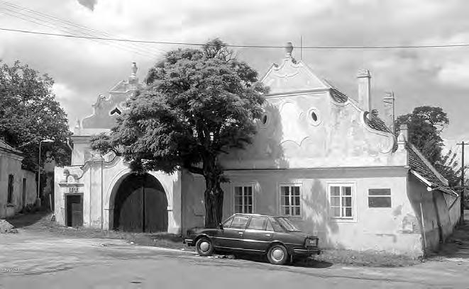 Zcela mimofiádnou hodnotou je pûsobivé panorama vesnice, urãované dominantou kostela na nejvy ím místû vsi.