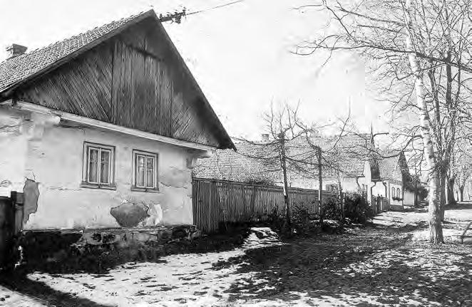 Vesnice snad byla i nadále rozdûlena na nûkolik dílû, jeden z nich patfiil nymburskému pitálu. Na poãátku 16. století ves získal Viktorin Kfiineck z Ronova, majitel Dymokur a Dûtenic u Libánû.