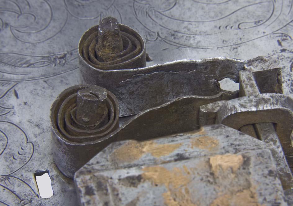 Obr. 23. Detail - prasklina na zadní pružině. Prasklina pravděpodobně vznikla výrobou (při kování, kalení nebo popouštění). Pružiny v zadní části dveřního zámku jsou částečně funkční.