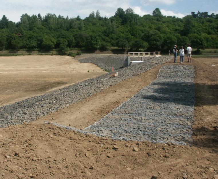 dostává do funkce později Mohou být zřizovány dodatečně pro zvýšení celkové kapacity (i během povodně) Umisťují se zpravidla v blízkosti zavázání,