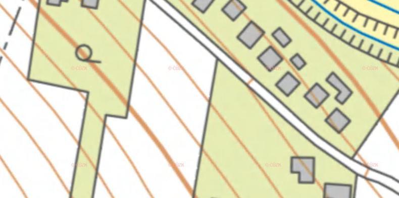 21: Letecký snímek detailní pohled na zástavbu ve Velké Bíteši s dobře patrnými detaily jednotlivými domy, keři a stromy, poli s patrnými pruhy po projetí traktory atd. Zdroj: http://geoportal.gov.