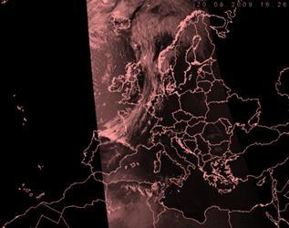 Obr. 40: Snímky prvního kanálu z družice NOAA 16, černobílý snímek a červený. Zdroj: http://www.chmi.cz/meteo/sat/.