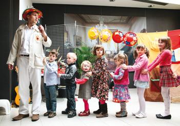 od profesionálních herců - žáků tvůrce celého hudebního díla, pana