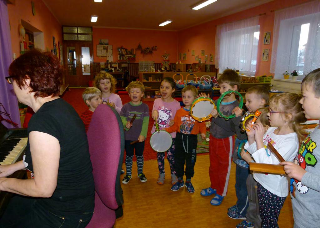 ředitelkou Prokopovou Břišní tance vzájemná účast na vystoupeních Rozsvěcení stromečku v obci Akce pro veřejnost Koledy při adventním rozsvěcení stromu Vánoční besídka pro naše starší spoluobčany