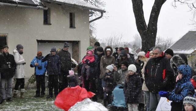 a na svátek svatého Štěpána v pondělí 26.12. bude mše svatá v 10.30 hod., stejně tak i na Nový rok. Radostné, hluboké a požehnané Vánoce a do celého roku 2017 jen to dobré. Přeje o.