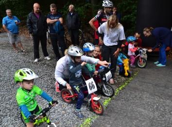 .. V den D se na start postavilo 83 borců a borkyň se svými vyleštěnými a vyladěnými stroji a vydalo se na 21km dlouhou trasu s celkovým převýšením přes 500m.