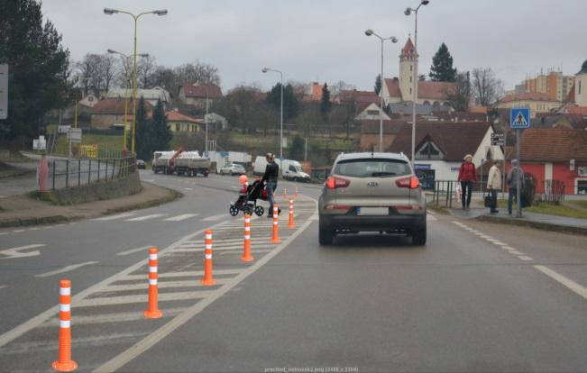 Balisety jsou zde zvoleny jako podpora vodorovného dopravního značení, což je v souladu se vyhláškou č. 294/2015 Sb. [12], ale není v souladu s TP 58 [05]. Umístění baliset na obr 07.