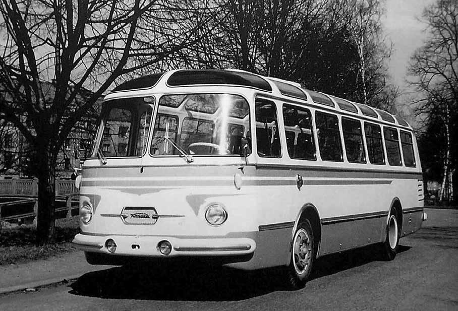 České a slovenské autobusy Luxusní autokar Karosa SB LUX pro 33 cestujících. Bez podstatných změn zůstala převodovka, rám a brzdy, pneumatiky měly rozměr 11,00-20.