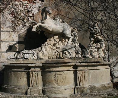 Zajímavosti: Mušlovský vápenec byl hojně využíván při sochařské výzdobě Mikulovského zámku a zahrad.