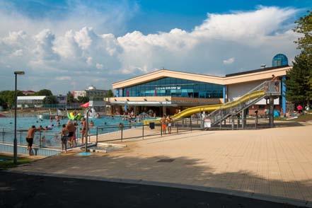 SPORTOVIŠTĚ AQUADROM Vodní park Aquadrom vznikl přestavbou bývalého venkovního koupaliště. Dnes plavci v krytém vnitřním areálu najdou pětadvacetimetrový bazén se šesti závodními dráhami.