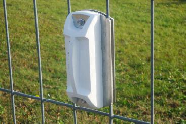 FLA akceleraèní detektor RFID kvalitního plotu typu C s velkou mírou šíøení otøesù na vedlejší dílce plotu lze tagy instalovat na každý druhý plotový dílec. Pro plot typu C jsou nutné instalaèní díly.