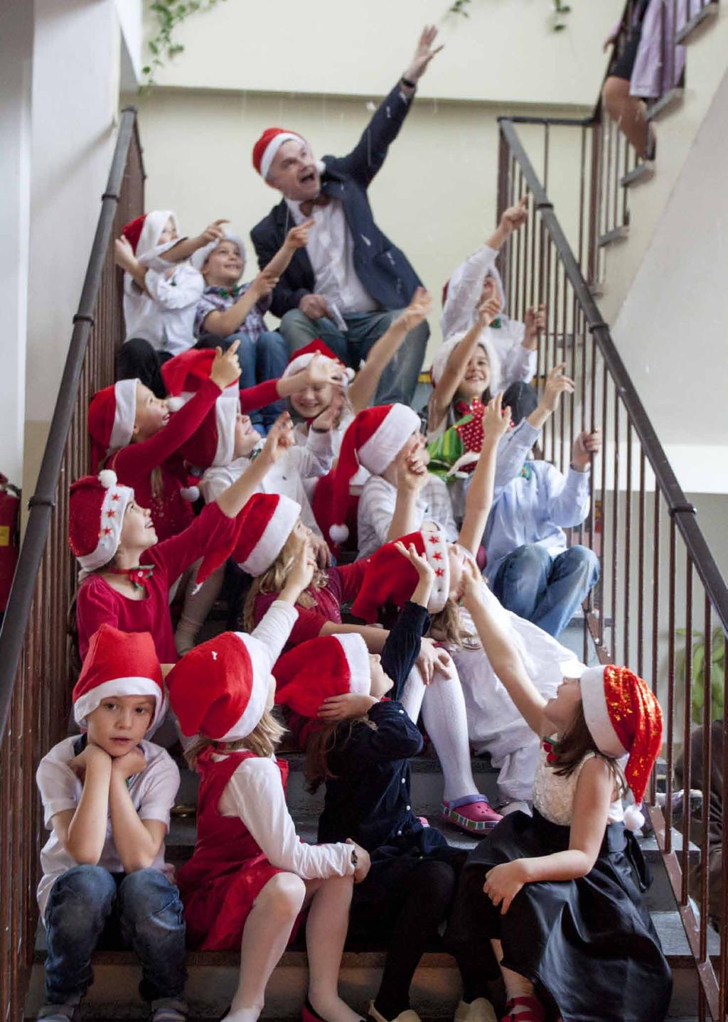 fotoreportáž 17. prosince 2015 Ve 14.00 zahájili vánoční jarmark pěveckým a tanečním vystoupením žáci první třídy. Od 14.