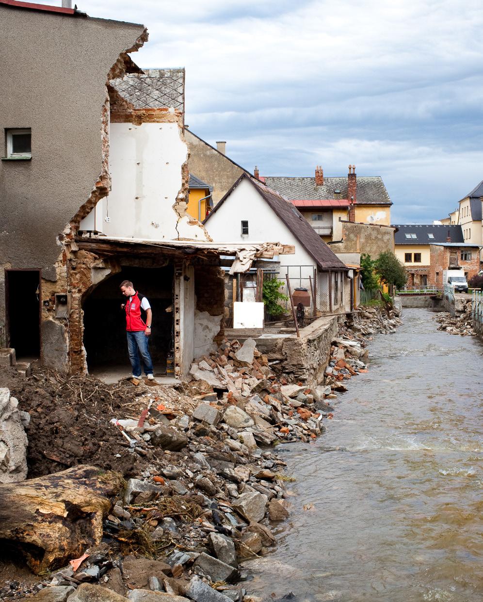 Humanitární pomoc, zahraniční rozvojová spolupráce a krizové řízení Humanitární pomoc a rozvojová spolupráce usilují pomoci lidem bezprostředně po jakékoliv ničivé události a posléze i dlouhodobě