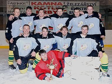 Foto: vítězný tým Krocanů po 2. finálovém zápase v Nové Pace KONEČNÉ POŘADÍ OHL 2011-2012 1. HC Krocani 2.