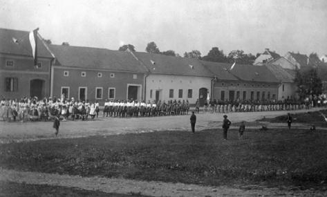 vůbec v práci. Nejčileji i za války pracoval Sokol.