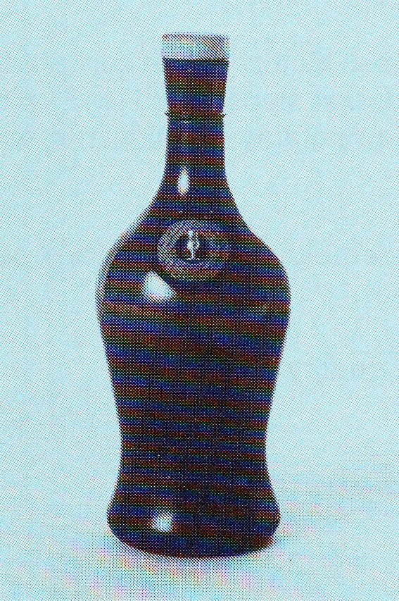 láhev na obrázku, do kterého je upnuta sklenice vína vyrobená z bronzu.