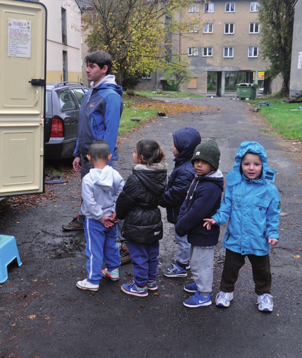 Oratoř na ulici Anděl v akci Večerní škola Mentoring ORATOŘ NA ULICI terénní program Střediska. S karavanem mobilní klubovnou jsme třikrát týdně vyjížděli do sociálně vyloučené lokality Cihelní.