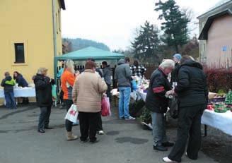 Vánoãní trh s Mikulá em V sobotu 26. listopadu, den pfied první adventní nedûlí, se v Homoli u Panny na návsi konal první vánoãní trh.