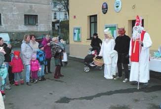 Opodál na stole se prodávaly zákusky, o které byl znaãn zájem. Na jejich upeãení se podílelo více Ïen z na i obce.