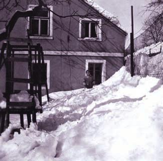 STARÉ FOTOGRAFIE KdyÏ zimy byly zasnûïené... Jo, jo. V posledních letech tu toho snûhu moc nemíváme. Ale v edesát ch letech tomu b valo jinak. Jak vidíte na fotografiích, kolikrát aï zbyteãnû moc.