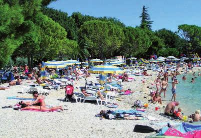 Crikvenica je spojena s romantickým městečkem Selce 2 km dlouhou pobřežní promenádou, která vybízí k příjemným procházkám. Centrum Crikvenice je živé a barevné.