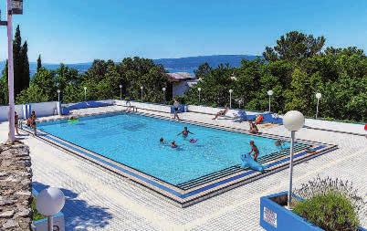 Pokoje v pavilonech jsou orientované na mořskou stranu, pokoje v hotelu do ulice a na mořskou stranu. Většina pokojů v pavilonech a v hotelu má balkon.