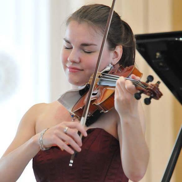 Olga Šroubková Olga Šroubková (1993) se věnuje hře na housle od 4 let, kdy ji začala vyučovat její matka Rimma Kotmelová, absolventka Moskevské konzervatoře ve třídě prof. Viktora Pikajzena.