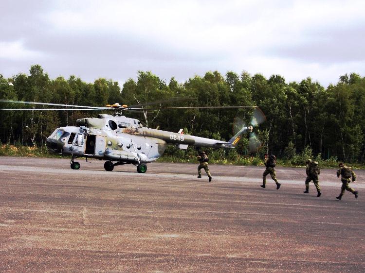 Růžička a kol.: Analýza výcviku 3. ročníků FVZ v poli Obrázek 9. Nácvik činnosti na heliportu. Obrázek 10. Kontrolní cvičení odsun raněného pod palbou. Obrázek 11.