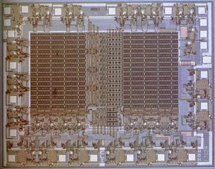 V roce 1971 má Intel 500 zaměstnanců; V roce 1983 již